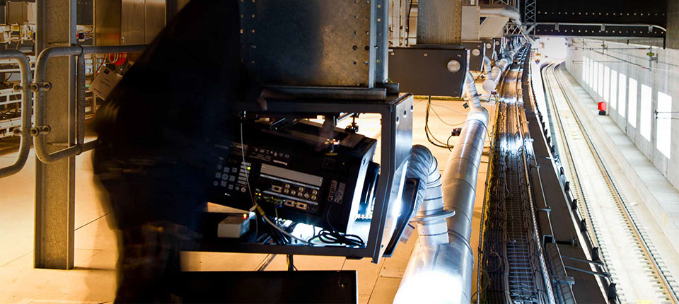 Citytunneln montering av specialtillverkade projektorkåpor.