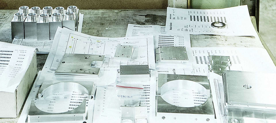 Legotillverkade detaljer i väntan på leverans, svarvade och CNC-frästa